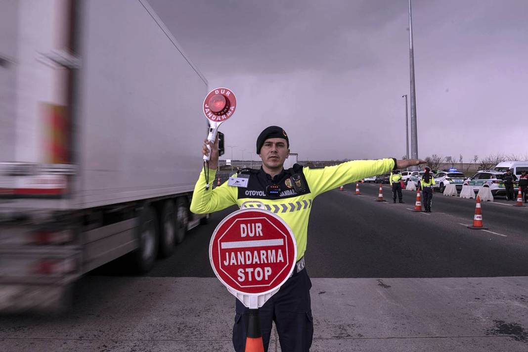 Modern radar sistemleri otoyollarda uçanı kaçanı anında tespit ediyor! 4 kademeli lazerlerle sürekli tarama yapılıyor 18
